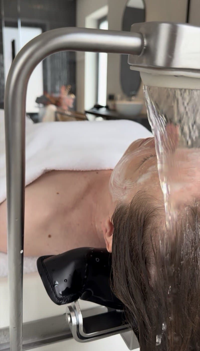 Izpiranje lasišča s toplo vodo med Head Spa ritualom v salonu AB Estetika